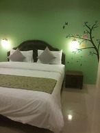 Petch Ranong at Town