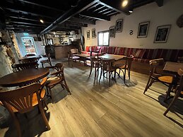 Al Yakhour Hostel