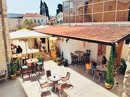 Al Yakhour Hostel