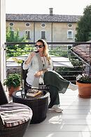 Uve Rooms & Wine Bar