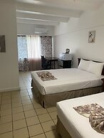 Pineapple Court Hotel