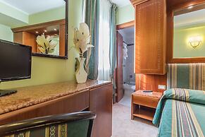 Raeli Hotel Lux