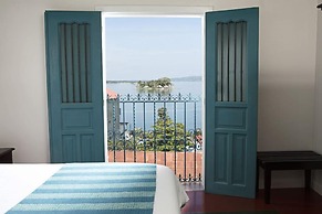 Isla de Flores Hotel