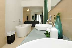 Infiniti Blu Luxury Ocean Front Condos