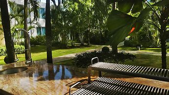 Infiniti Blu Luxury Ocean Front Condos