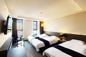 Hotel The One