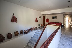 Ammoudi Hotel