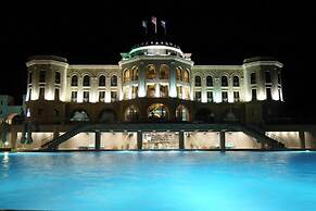 Latar Hotel Complex