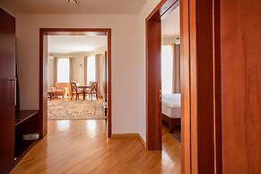 Latar Hotel Complex