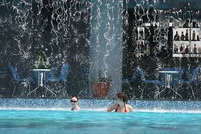 Latar Hotel Complex