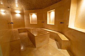 Latar Hotel Complex