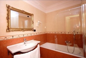 Caroline Suite