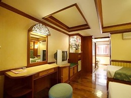 Highway Hotel