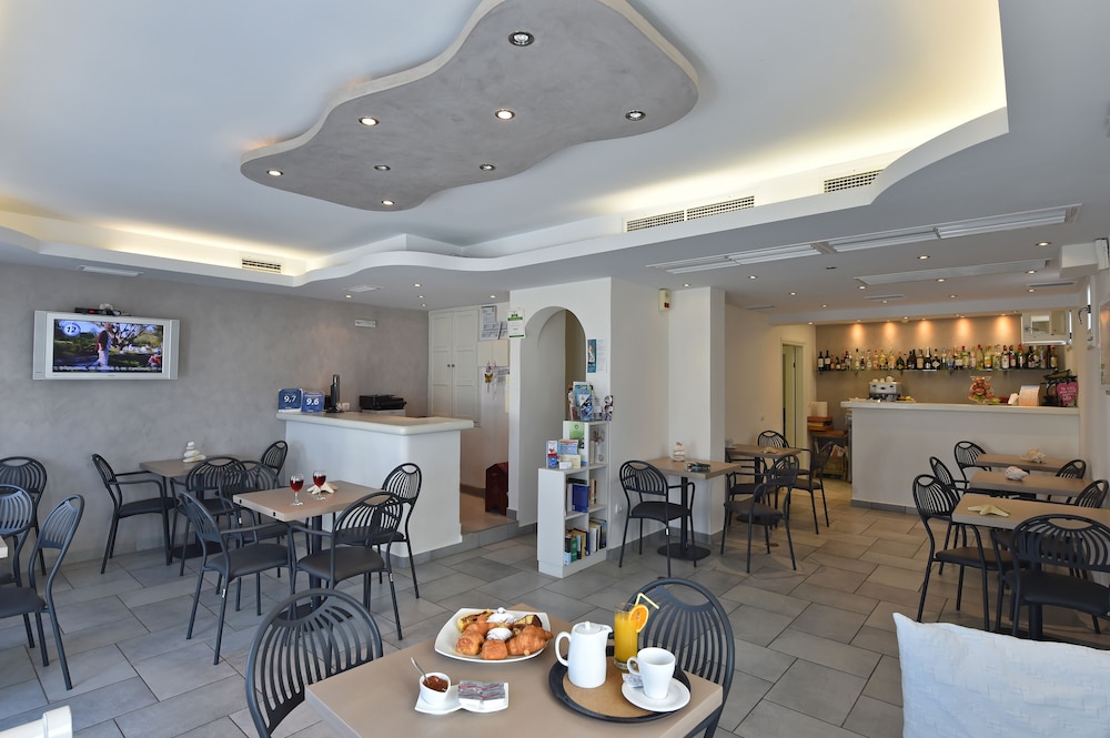 Alexandros Suites & Apartments