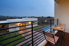Comma & Resort