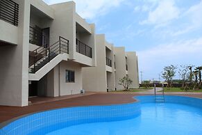 Comma & Resort
