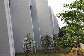 Comma & Resort