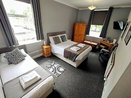 OYO Gin House Hotel