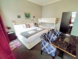 OYO Gin House Hotel