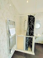 OYO Gin House Hotel