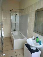 OYO Gin House Hotel
