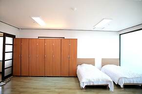 Geomunoreum Hostel