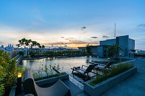 De Botan Srinakarin Hotel & Residence