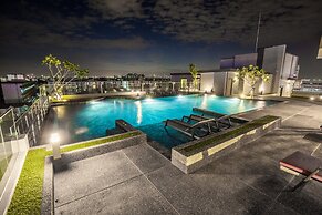 De Botan Srinakarin Hotel & Residence
