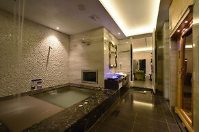 Uher Luxury Resort & Hotel