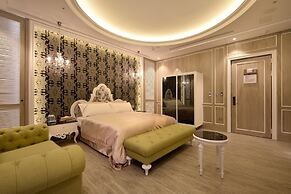 Uher Luxury Resort & Hotel