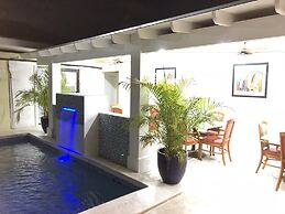 The Colony Club Inn & Suites