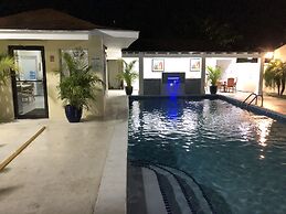 The Colony Club Inn & Suites