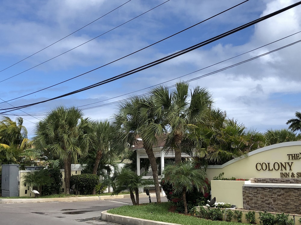 The Colony Club Inn & Suites