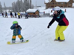 Storm Mountain Lodge Cabins & Dining