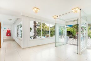 Kamari Beach Hotel