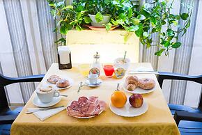 Napoli's Gold Hotel