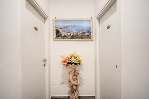 Napoli's Gold Hotel