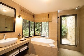 Jungle Lodge Hotel