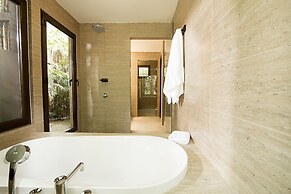 Jungle Lodge Hotel