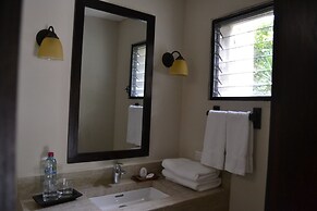 Jungle Lodge Hotel