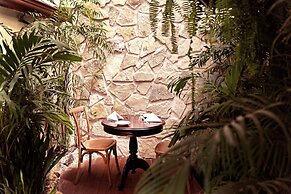 Jungle Lodge Hotel