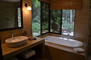 Jungle Lodge Hotel