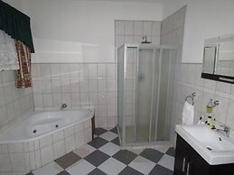 Parrot Lodge
