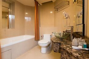 W Studio Resort Suites at Pyramid Tower