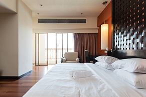W Studio Resort Suites at Pyramid Tower
