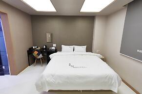 Hotel The May