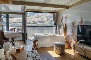 HT Houseboats