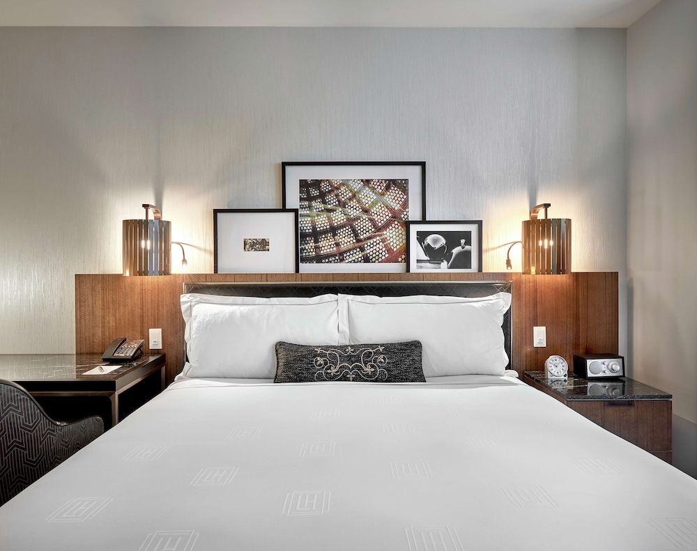 LondonHouse Chicago, Curio Collection by Hilton