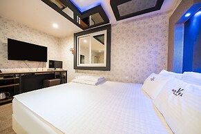 V Hotel