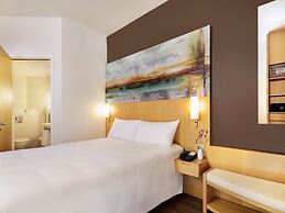 ibis One Central Hotel